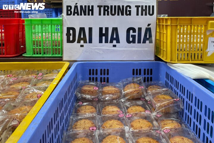 Bánh trung thu giảm giá một nửa, mời chào khách sau rằm- Ảnh 3.