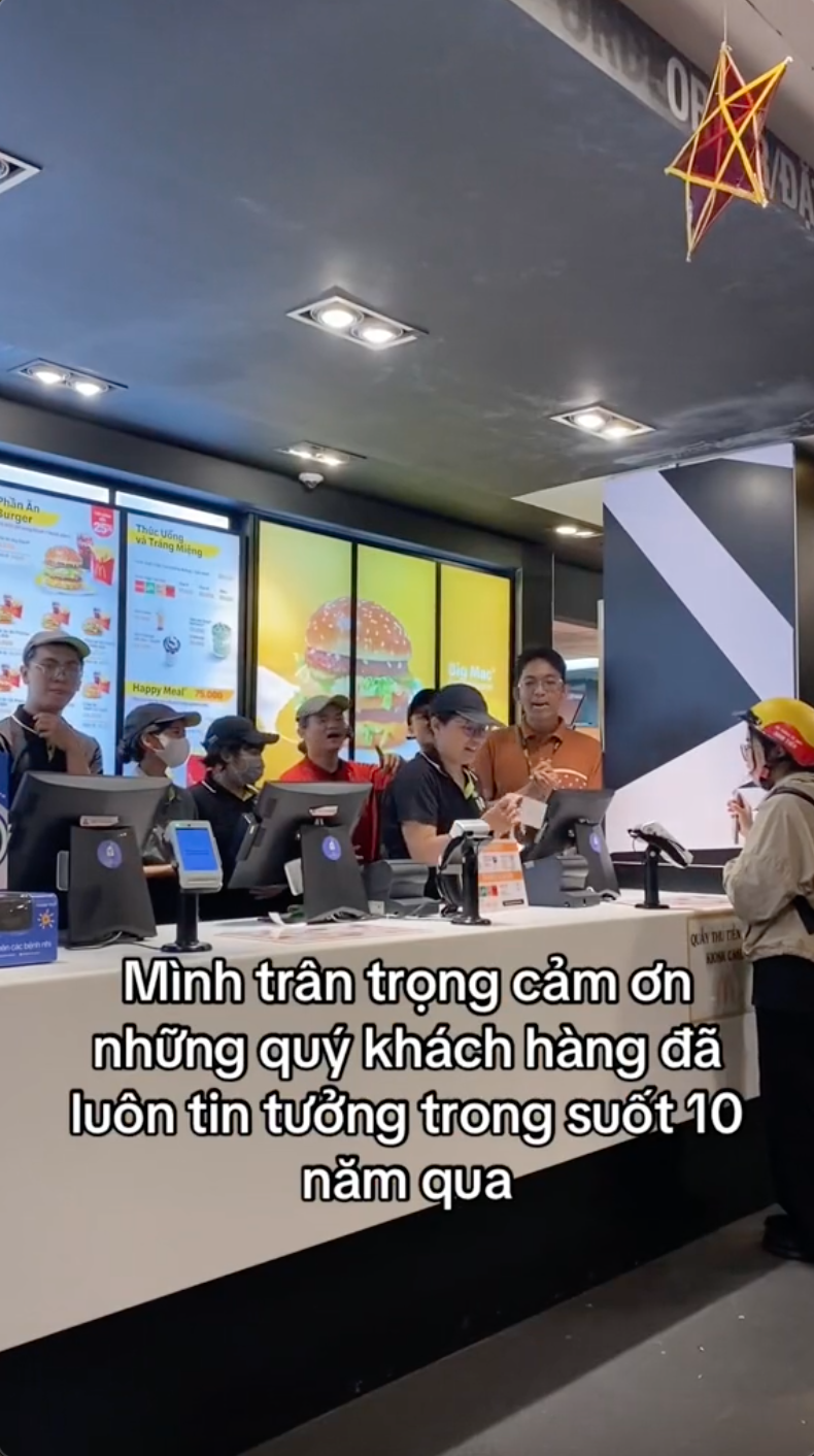 Nhân viên McDonald's Bến Thành chia tay vị khách cuối cùng, dấy lên nghi vấn "không trụ nổi" vì giá mặt bằng quá cao- Ảnh 2.