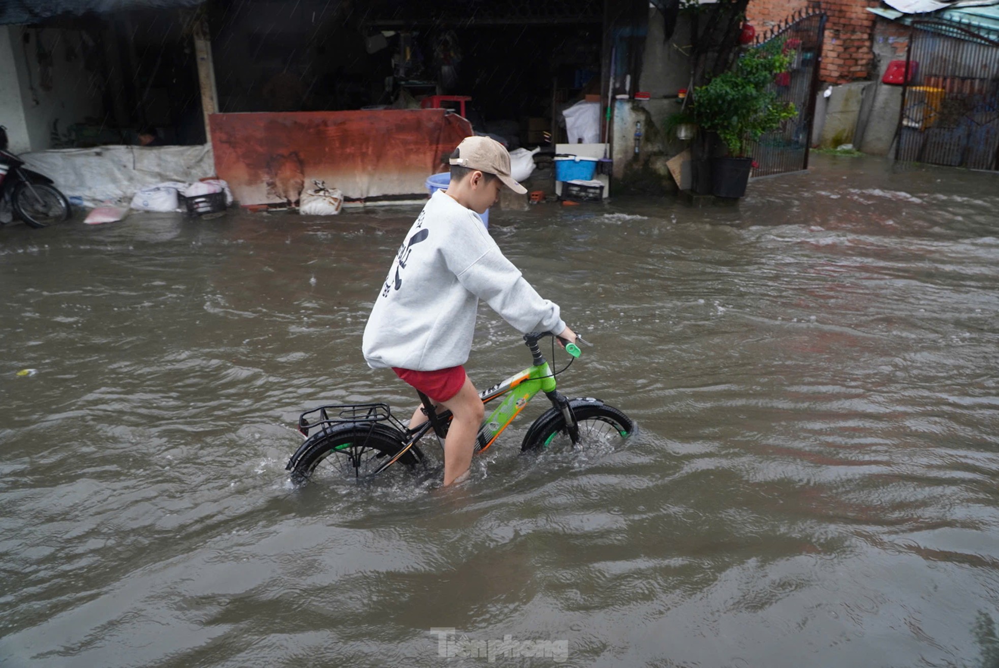 Mưa dai dẳng ở TPHCM khiến đường ngập sâu, xe chết máy hàng loạt- Ảnh 2.