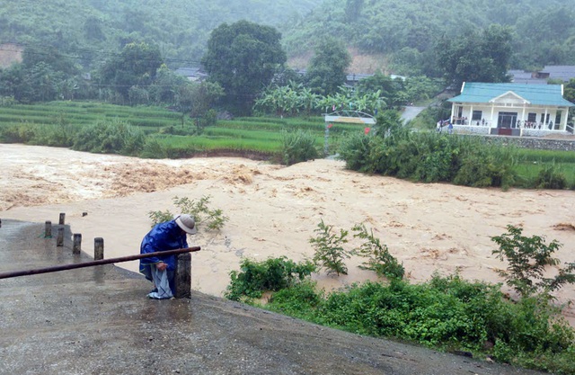 Mưa lớn khiến nước lũ dâng cao, xã biên giới Thanh Hóa khẩn cấp sơ tán dân- Ảnh 1.