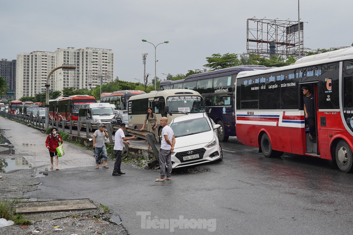 Mưa tầm tã cả ngày, cao tốc Pháp Vân - Cầu Giẽ ùn tắc nhiều giờ- Ảnh 2.