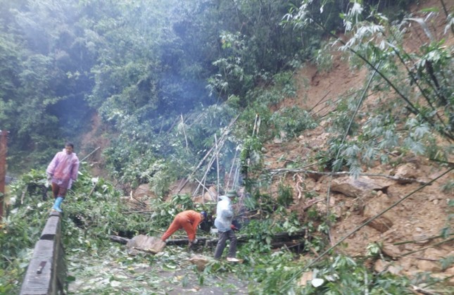 Mưa lũ cuốn trôi nhiều cột điện, hơn 800 hộ dân ở vùng núi Thanh Hóa mất điện- Ảnh 2.